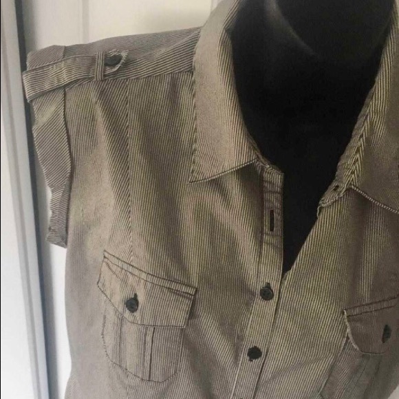 🧸 5/$20 sleeveless button down - Picture 4 of 5